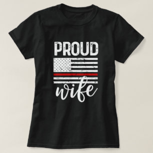 誇りを持ったな消防士の妻の米国旗のギフト Tシャツ