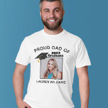誇りを持ったパパ卒業年カスタムの写真 Tシャツ<br><div class="desc">2025年パーソナライズされた卒業Tシャツのパパと先輩の写真と名カスタム前。写真に可愛い卒業用の帽子が貼ってある。このカスタマイズ親ティーは卒業式に最適だ。先輩の写真を皆に見せなさい。</div>