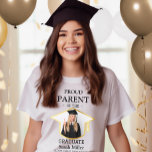 誇りを持った大学院生の親とカスタム写真名 Tシャツ<br><div class="desc">祝親の為の卒業式シカスタムャツで大きな成誇りを持った功!スタイルでプライドを展示するデザインでパーソナライズされたは、写真と学名、学校が特徴。卒業式、パーティー、フォトオペレーションに最適な服装。あなたはお母誇りを持ったさん、パパさん、祖父母に関わらず、このシャツはあなたの卒業を祝い、節目を大切にするおもしろいと有意義な方法である。パーソナライズ: ✔️卒業生の写真✔️名前と学校✔️卒業の年またはメッセージのオプション:卒業の日のお祝いシニア年のギフト家族グループのシャツパーティーの服装</div>