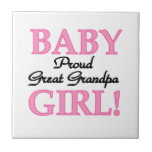 誇りを持った素晴らしGrandpa Baby Girl Gives タイル<br><div class="desc">赤ん誇りを持った坊の女の子の記念ボックス、タイル、オーナメント、ノート、装飾用クッション、マグカップ、口、キーホルダー、磁石など素晴らし、黒とピンクの箱のおじいちゃん文字デザイン!</div>