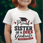 誇りを持った黒帽の妹 Tシャツ<br><div class="desc">赤いタッセル付きの黒いグラッ祝ド・キャップと黒と赤のフォントでタイポグラフィした20xxののシスターを特徴とするTシャツでモダンは、テンプレートフィールドを編集して卒業年と卒業名を簡単にパーソナライズすることができる。このTシャツは、家族のコーディネートが多い「卒業家族マッチングTシャツ」の一部だ。</div>