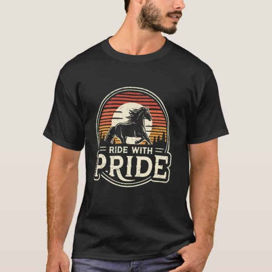誇りを持って乗馬する 日没の馬術 Tシャツ (正面)