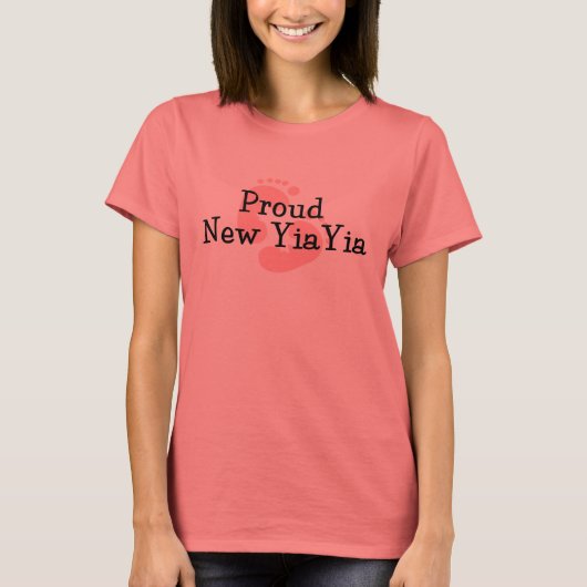誇りを持って新しい「Yiayia(ギアギア)」赤ちゃんの女の子の足跡 Tシャツ (正面)