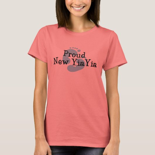 誇りを持って新しい「Yiayia」赤ちゃん男の子の足跡 Tシャツ (正面)