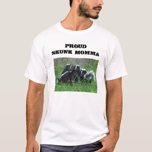 誇り高いスカンクのママ Tシャツ (正面)