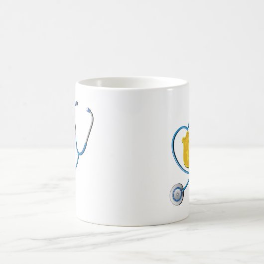 誇り高いナースの警官はコーヒー・マグをつなぎます コーヒーマグカップ (中央)