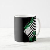 誇り高い憲兵の退役軍人のコーヒー・マグの退役軍人 コーヒーマグカップ (正面右)