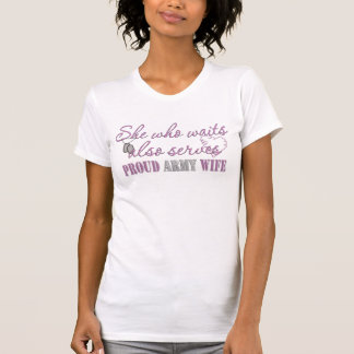 誇り高い軍隊の妻を待っている彼女 Tシャツ