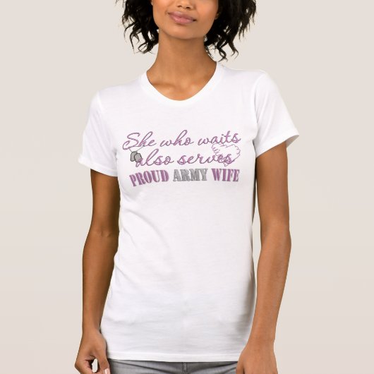 誇り高い軍隊の妻を待っている彼女 Tシャツ (正面)