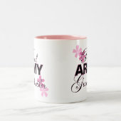 誇り高い軍隊の祖母 ツートーンマグカップ (中央)