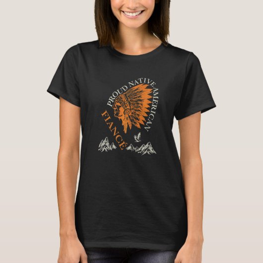 誇り高きネイティブアメリカンと婚約者と家族 Tシャツ (正面)