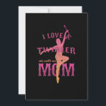 誇り高きマーチングバトン回し母 マーチングバトン担当の母 I Love A 招待状<br><div class="desc">この「誇り高きマーチングバトン回し母 マーチングバトン担当の母 I Love A Twirler」は、マーチングバトン回しやマーチングバトン担当の母へのプレゼントに最適です。 クリスマス、誕生日、そしてあらゆる場面での素晴らしいギフトアイデアです。</div>