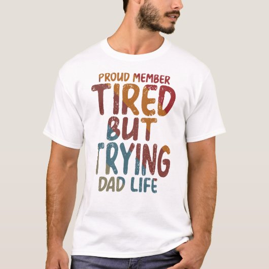 誇り高き一員、疲れ果てたけど頑張ってるパパライフ 楽しいギフト Tシャツ (正面)