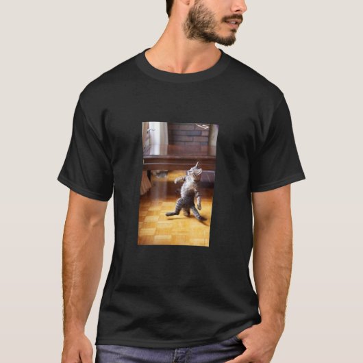 誇り高き猫 気どった猫の散歩のミーム Tシャツ (正面)