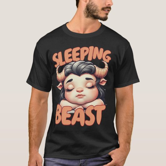 誇張された特徴を持つ眠る女性のミノタウロス Tシャツ (正面)