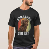 誇張的な斜視のラブラドール犬 レトロなビンテージ風 Tシャツ (正面)
