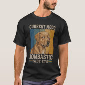 誇張的な斜視のラブラドール レトロ おもしろ 犬 デザイン Tシャツ (正面)