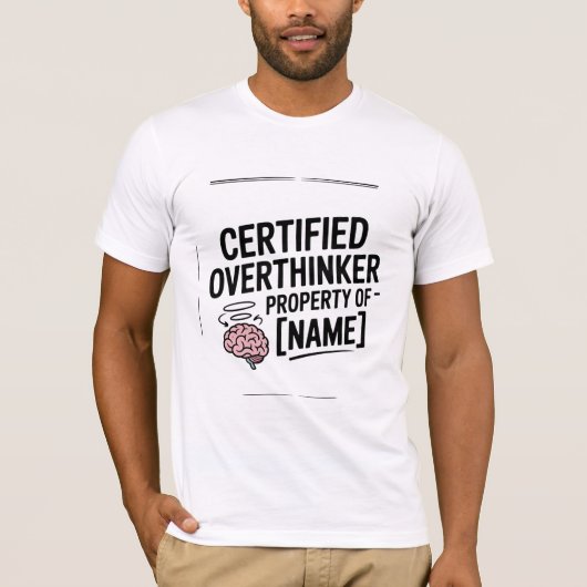 認定された考えすぎる人 楽しいTシャツ ギフト Tシャツ (正面)