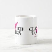 認定を受けたサイン・マグ コーヒーマグカップ (中央)