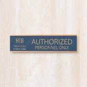 認定スタッフのモノグラムのロゴの青い正方形 サインプレート (正面)