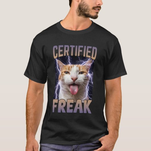 認定フリークキャット 楽しい カースつきのミーム Tシャツ (正面)