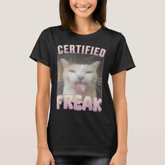 認定フリーク猫ミーム攻撃ミームおもしろい猫 Tシャツ (正面)
