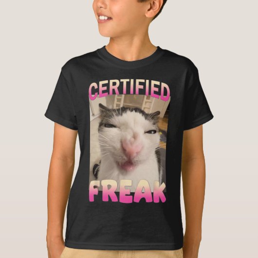 認定フリーク猫ミーム攻撃ミームおもしろい猫 Tシャツ (正面)