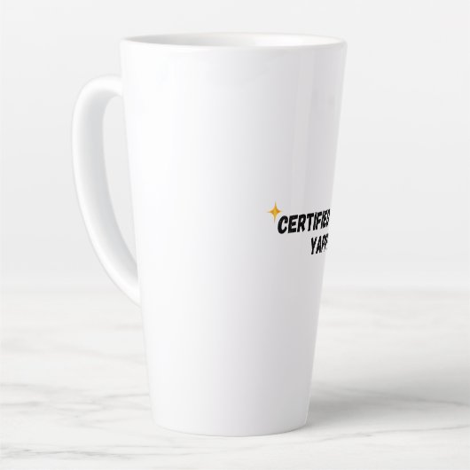 認定ヤッパー | Gen-Zグラフィックおもしろいティー カフェラテマグ (左アングル)