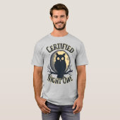 認定夜型フクロウ – フクロウによる夜行性の雰囲気 Tシャツ (正面フル)