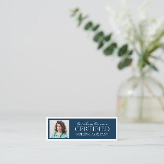 認定看護助手ブルーホワイト縁ど スキニー名刺 (スタンド正面)