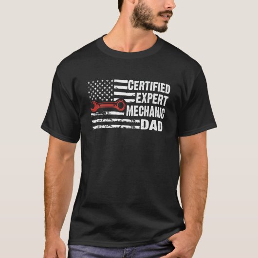 認定資格を持つ熟練メカニックお父さんアメリカ国旗 車 M Tシャツ (正面)