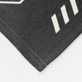 認識されない – テクノ-Brutalistストリートウェアデザイン フリースブランケット (角)