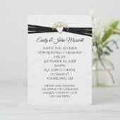 誓いの更新 白いエンボス加工の花模様とハート 招待状 (スタンド正面)