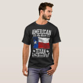 誕生によるアメリカ人。 神のお陰でテキサス人 Tシャツ (正面フル)