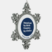 誕生によるアメリカ人、選択による国 スノーフレークピューターオーナメント (左)