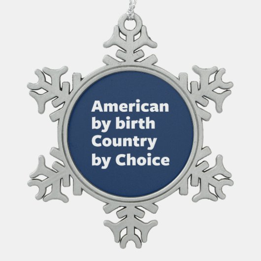 誕生によるアメリカ人、選択による国 スノーフレークピューターオーナメント (正面)