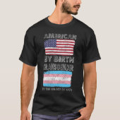 誕生のトランス・ジェンダーの神の恩寵によるアメリカ人 Tシャツ (正面)