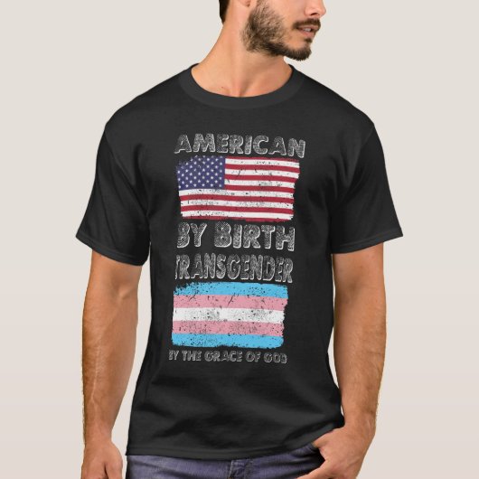 誕生のトランス・ジェンダーの神の恩寵によるアメリカ人 Tシャツ (正面)