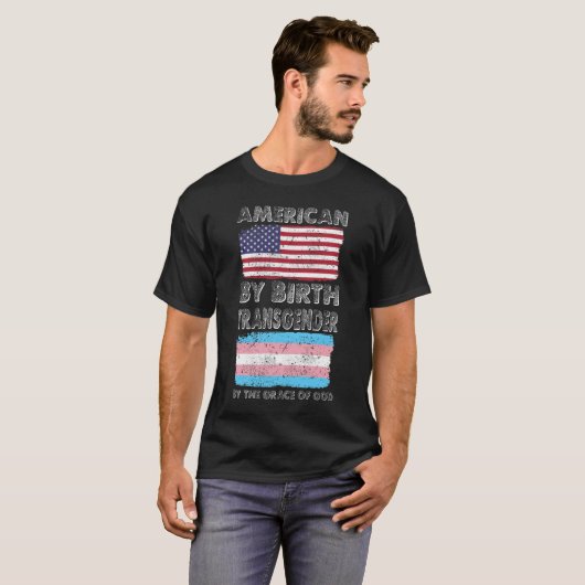 誕生のトランス・ジェンダーの神の恩寵によるアメリカ人 Tシャツ (正面フル)