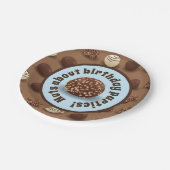 誕生会の青を作る極度の甘味を加えたチョコレート ペーパープレート (アングル)