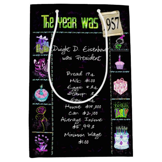 誕生年1957おもしろいトリビアオンブラック ミディアムペーパーバッグ (正面)