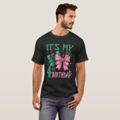 誕生日おめでとう 4歳の誕生日を迎えた魔女 ピンクと Tシャツ (正面フル)
