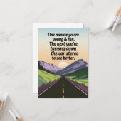 誕生日おもしろいが年を取って車を降りる カード (正面/裏面インサイチュ)