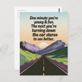 誕生日おもしろいが年を取って車を降りる ポストカード (正面/裏面)