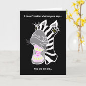 誕生日おもしろいカード – あなたは古いゼブラユーモアではない カード (黄色い花)
