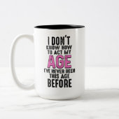 誕生日おもしろいギャグ私は私の年齢を行動する方法を知らない ツートーンマグカップ (左)