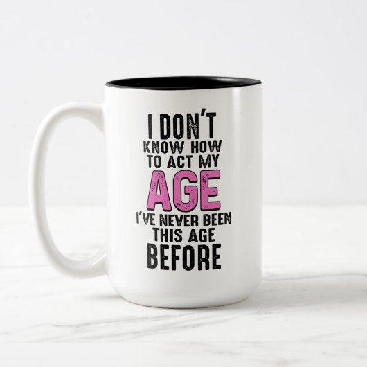 誕生日おもしろいギャグ私は私の年齢を行動する方法を知らない ツートーンマグカップ (左)
