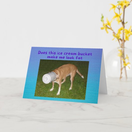 誕生日おもしろい犬がアイスクリームバケツカードに詰まる カード (黄色い花)