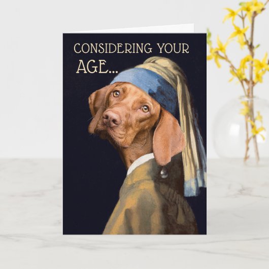 誕生日おもしろい犬の女の子と真珠のイヤリングユーモア カード (黄色い花)