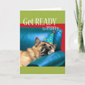 誕生日おもしろい、パーティー帽子とソファで眠っている犬 カード (正面)